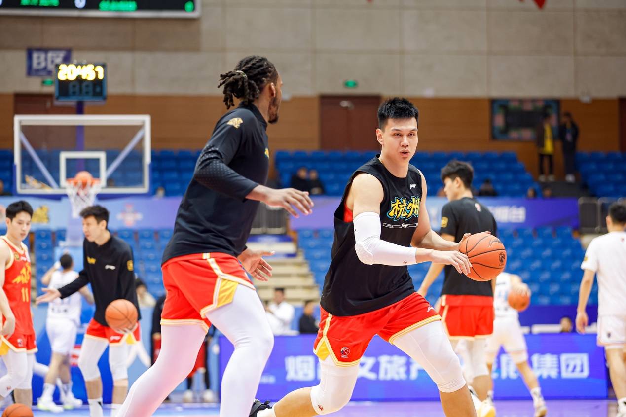 包含转折点！新疆广汇队长鼓劲；欧超杯赛前攻防权衡；气氛紧张；资深球员宣示担当的词条