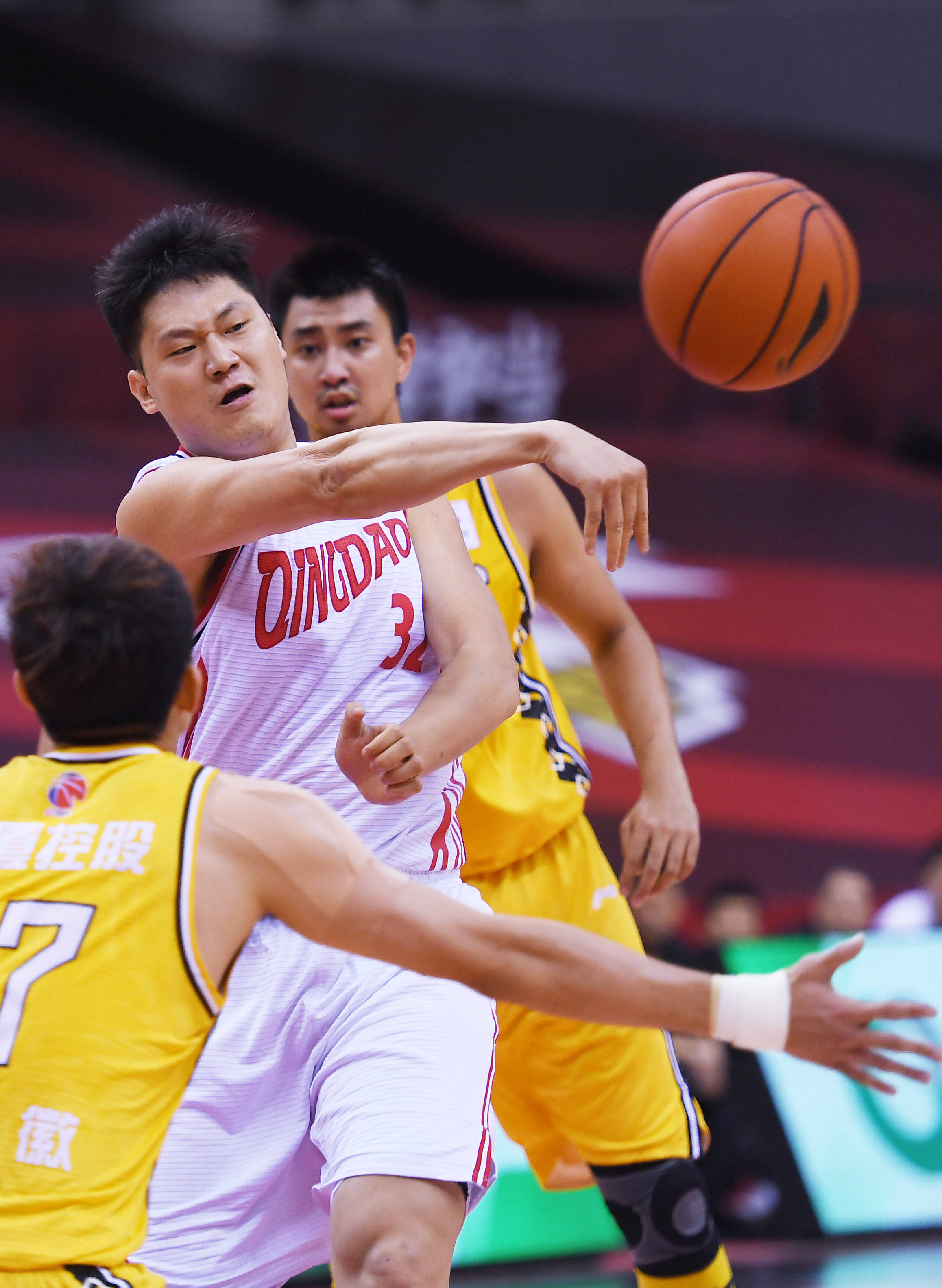 包含转折点！新疆广汇队长鼓劲；欧超杯赛前攻防权衡；气氛紧张；资深球员宣示担当的词条